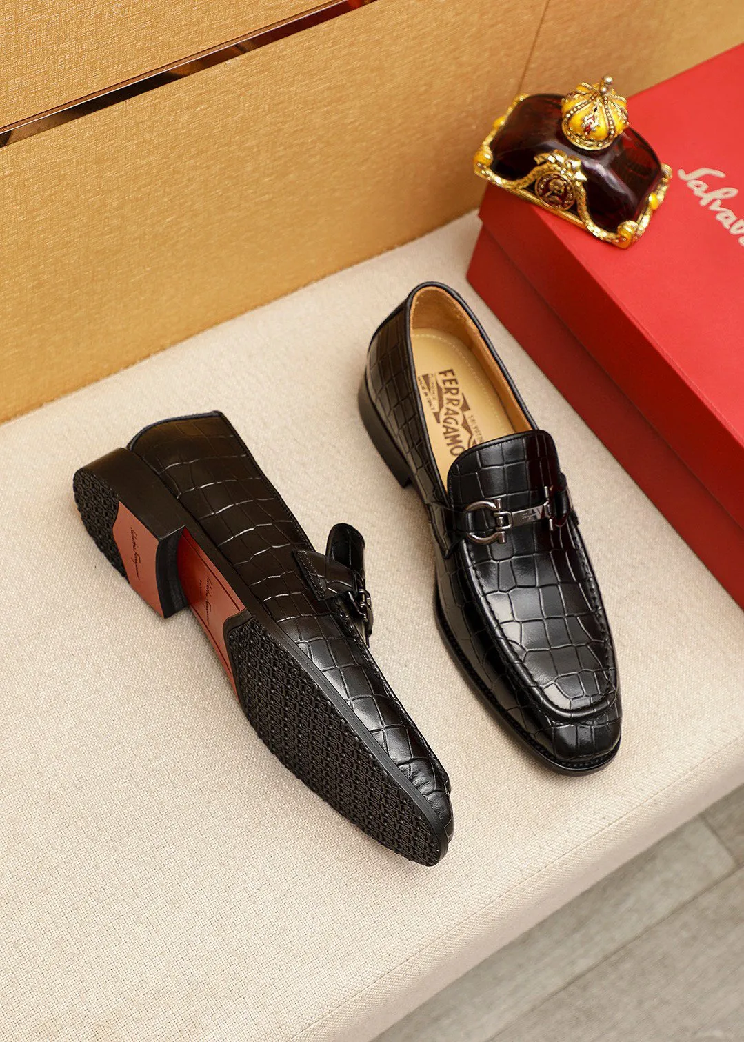 Men's shoes 💰460 💐 Product trademark: Ferragamo "Ferragamo" casual leather shoes Regular size: 38-44 (45.46🉑️customized) Product materials: Selected imported first-layer open-edge beaded cowhide floral upper + luxury hardware buckle, imported water-dyed cowhide leather lining. Strong three-dimensional visual effect, original outsole color: 2 colors available